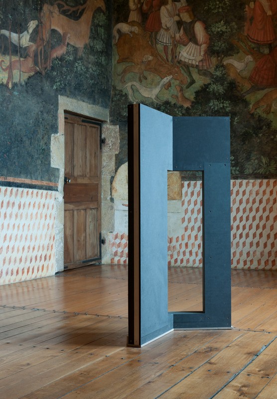 http://www.emileouroumov.fr/files/gimgs/th-26_rochechouart_26_web.jpg